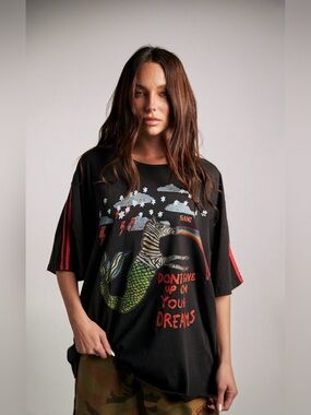 THE VERY OVERSIZED ZEBRA
DREAMS TEE - BLACK